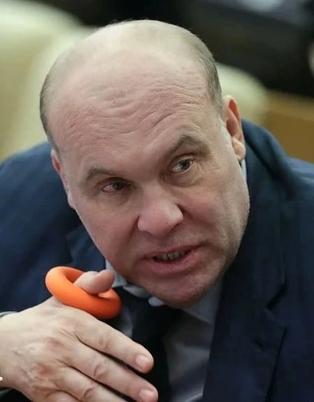 ❗️🇷🇺🪖 «Одними ответами не обойтись»: в Госдуме призвали переводить Россию на военные...