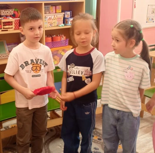 В рамках празднования "Дня семьи, любви и верности" в старшей группе прошло занятие психолога Султан