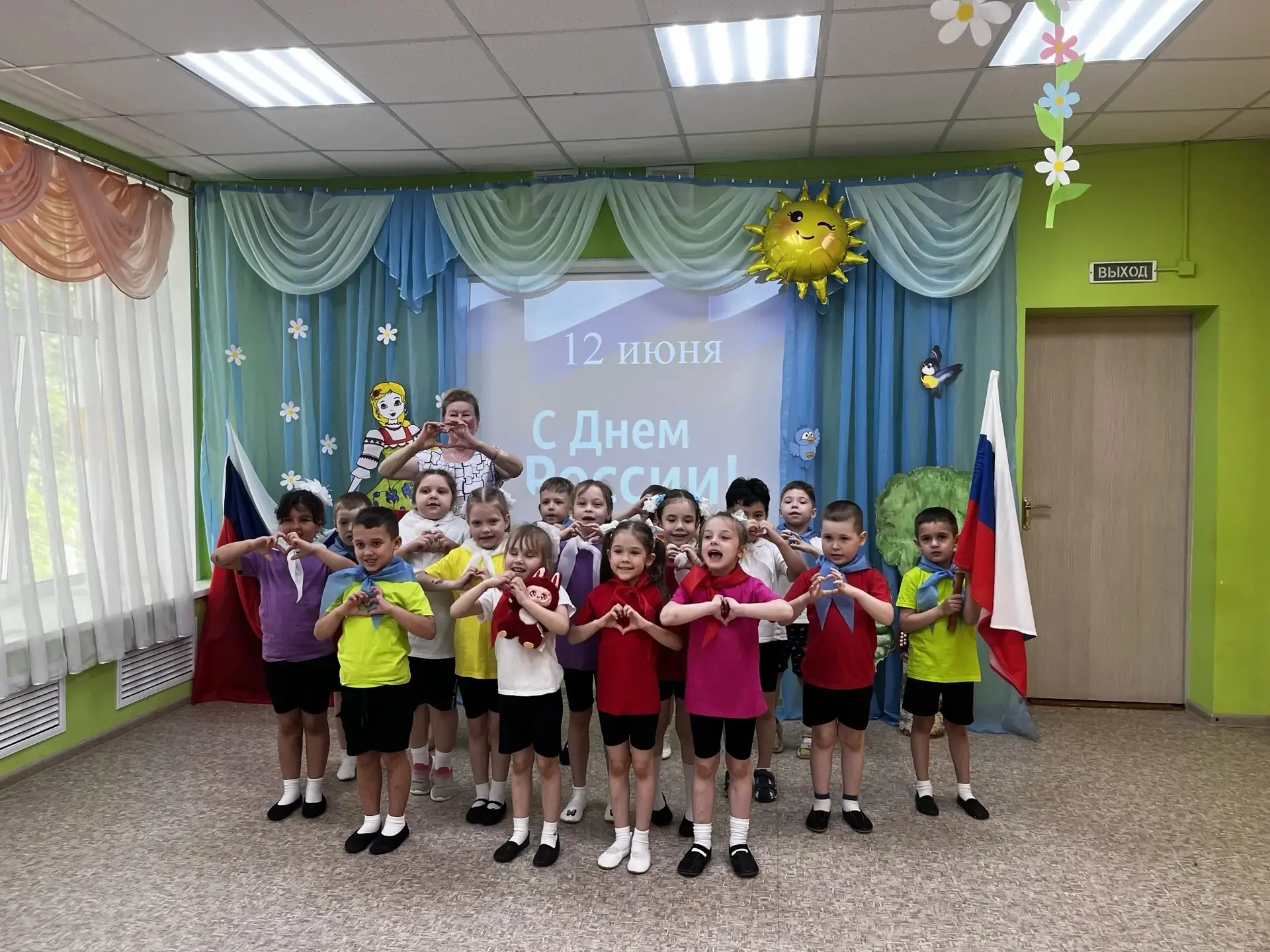 Россия — мы твои маленькие патриоты!» 🇷🇺

В группах "Пчелки" и "Непоседы" в преддверии Дня России 