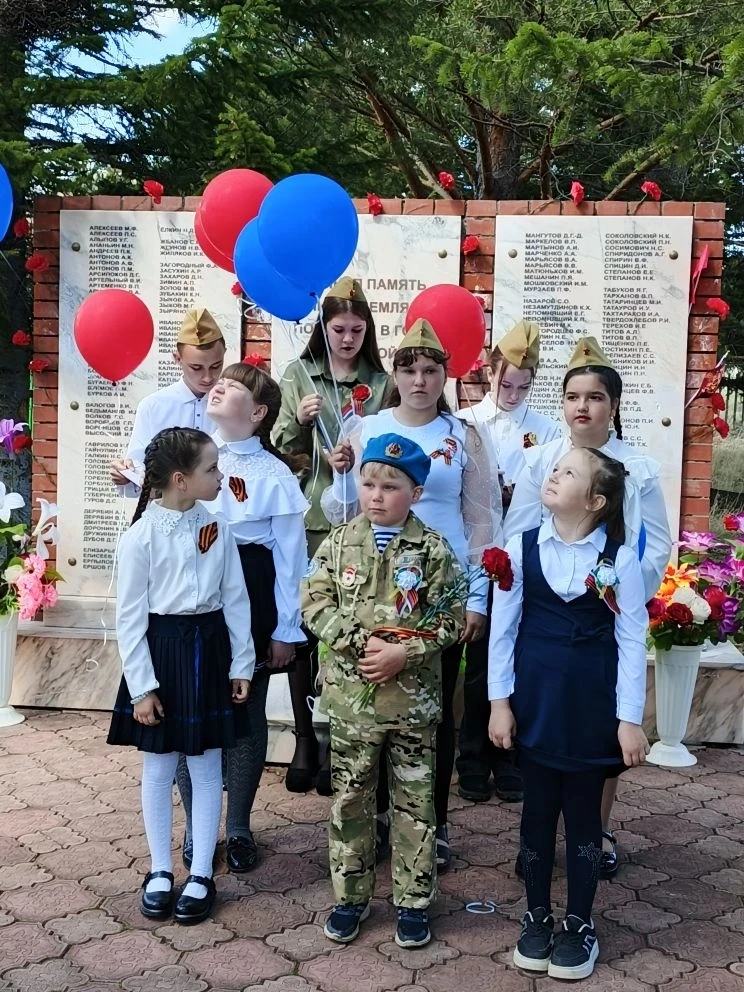 В нашем поселке прошёл праздник,  посвящённый Дню Великой Победы. Все ребята школы прин...