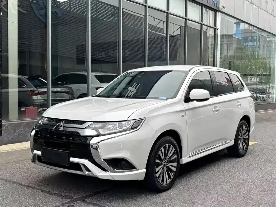 Mitsubishi Outlander 
2.0L, 150 л.с., CVT, 2WD
Год выпуска: 2021
Пробег: 42 т.км.
Хорошее состояние,