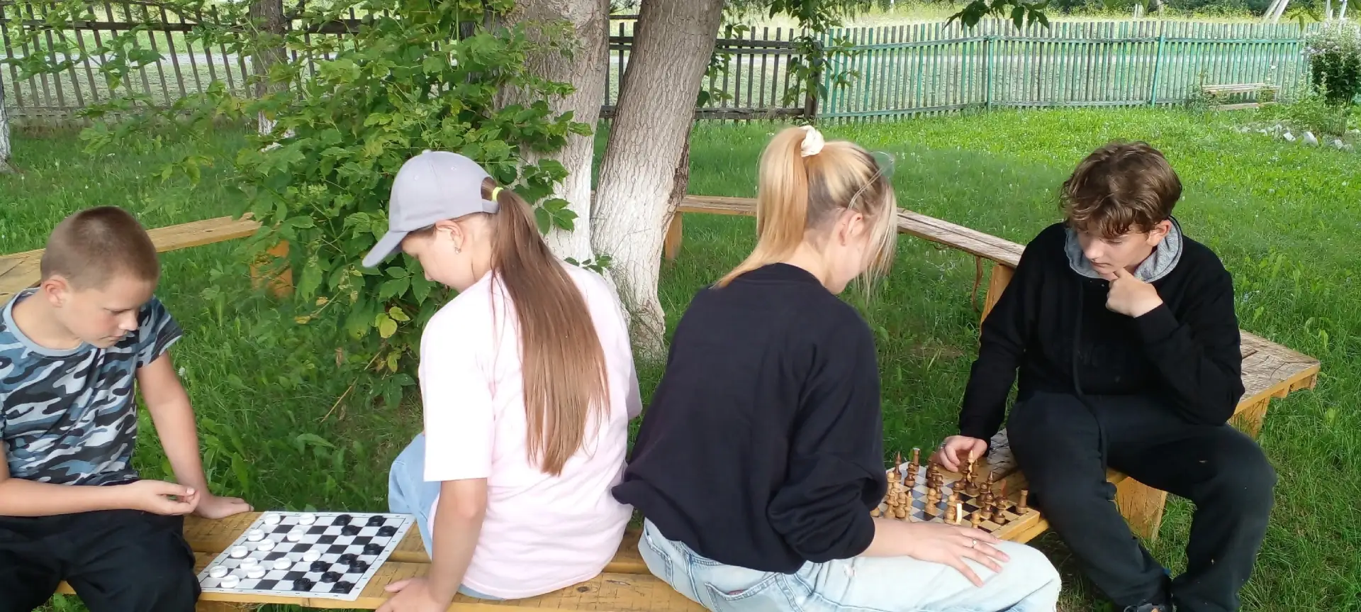В селе Малоскаредное, с детьми посещающими дворовую площадку, прошла интеллектуальная игра " Эрудиты