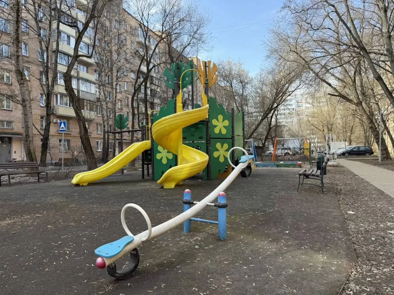 На Халтуринской, 15, завершились работы на детской площадке.