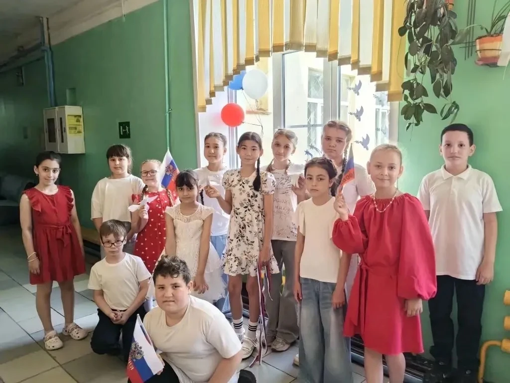 🇷🇺Встречаем День России творчески! 

11 июня в преддверии праздника в пришкольном лагере прошёл ма