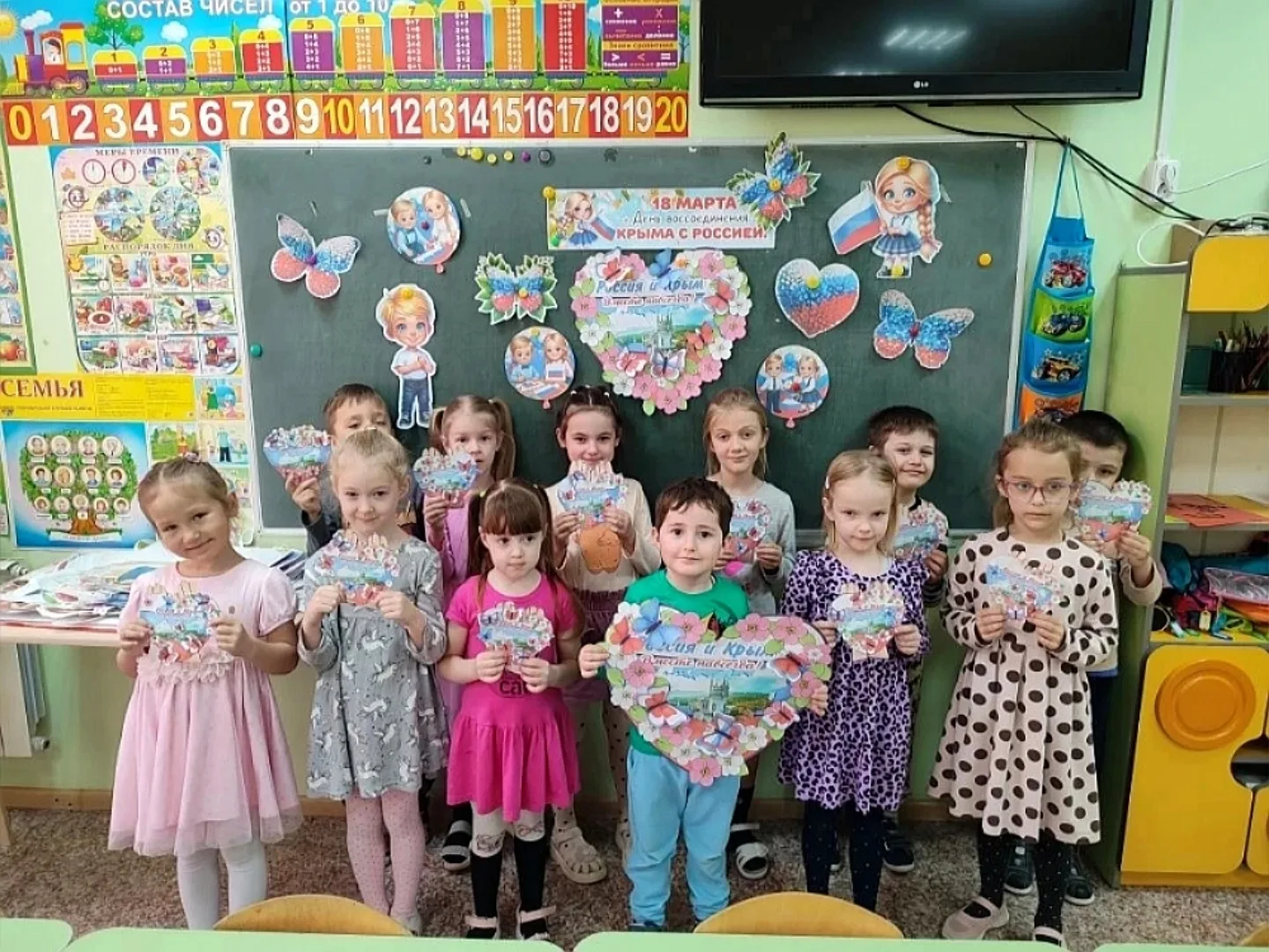 🥰 Вместе с любимым воспитателем ребята создали чудесную коллективную аппликацию ко Дню воссоединени