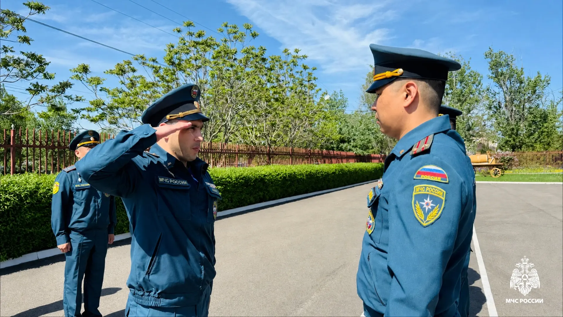 🫡 Строевая стойка, повороты на месте, выполнение воинского приветствия...   🔹Умение выполнять элемен