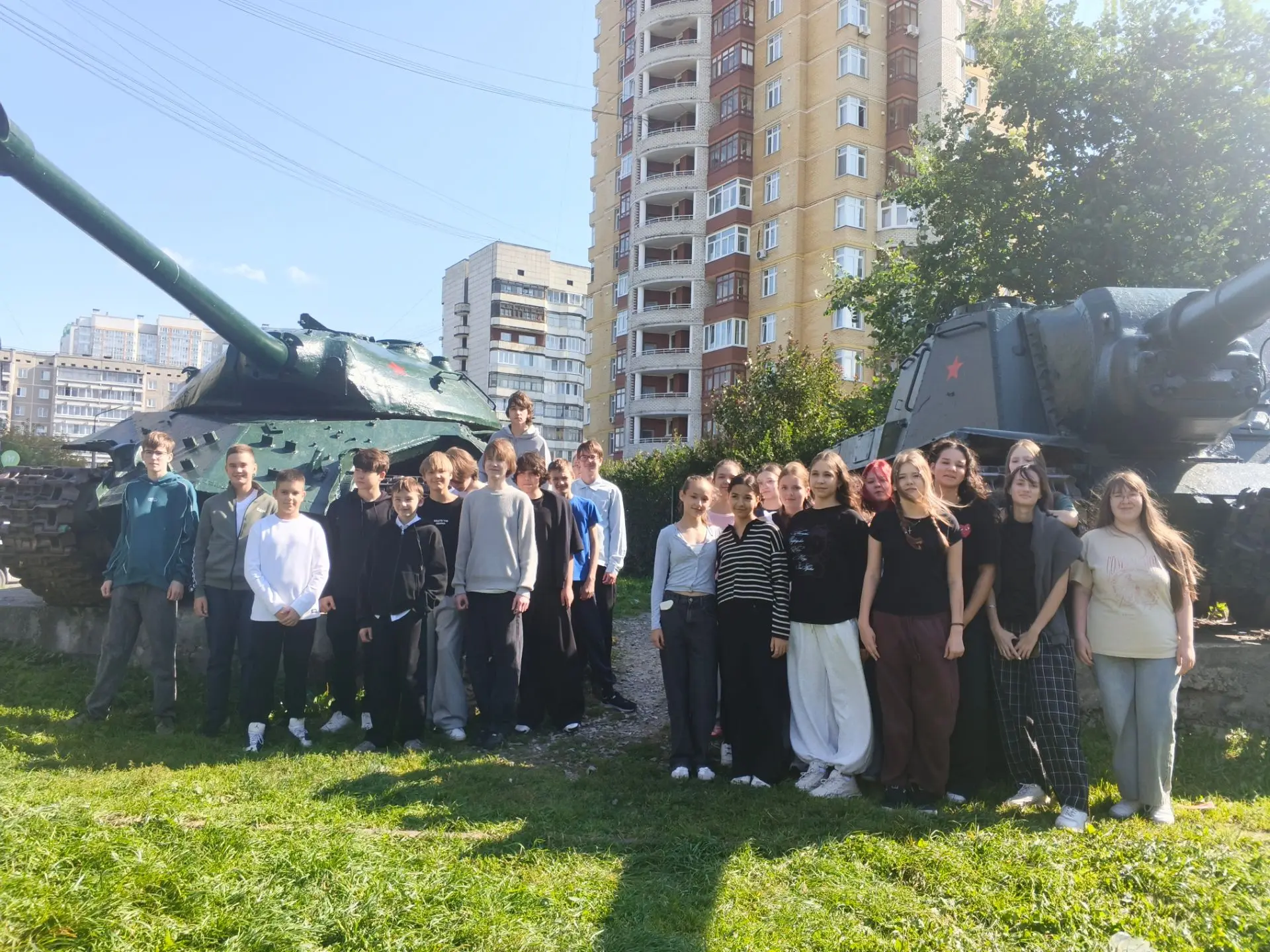‎🍁Чистый город начинается со своего двора: гимназия №176 на субботнике в родном микрор...