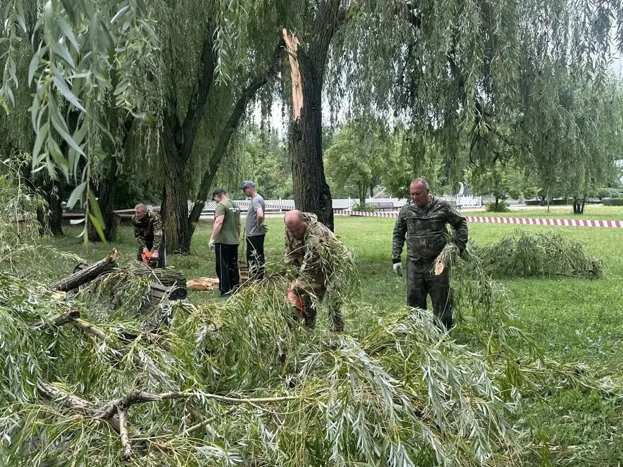 📣 Друзья, спешим вас успокоить - в зоопарке ни люди, ни животные не пострадали!
🍃 Из-за урагана, к