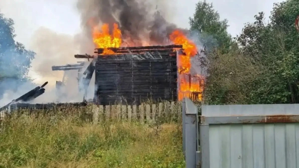 В Новгородской области сгорели жилой дом и баня