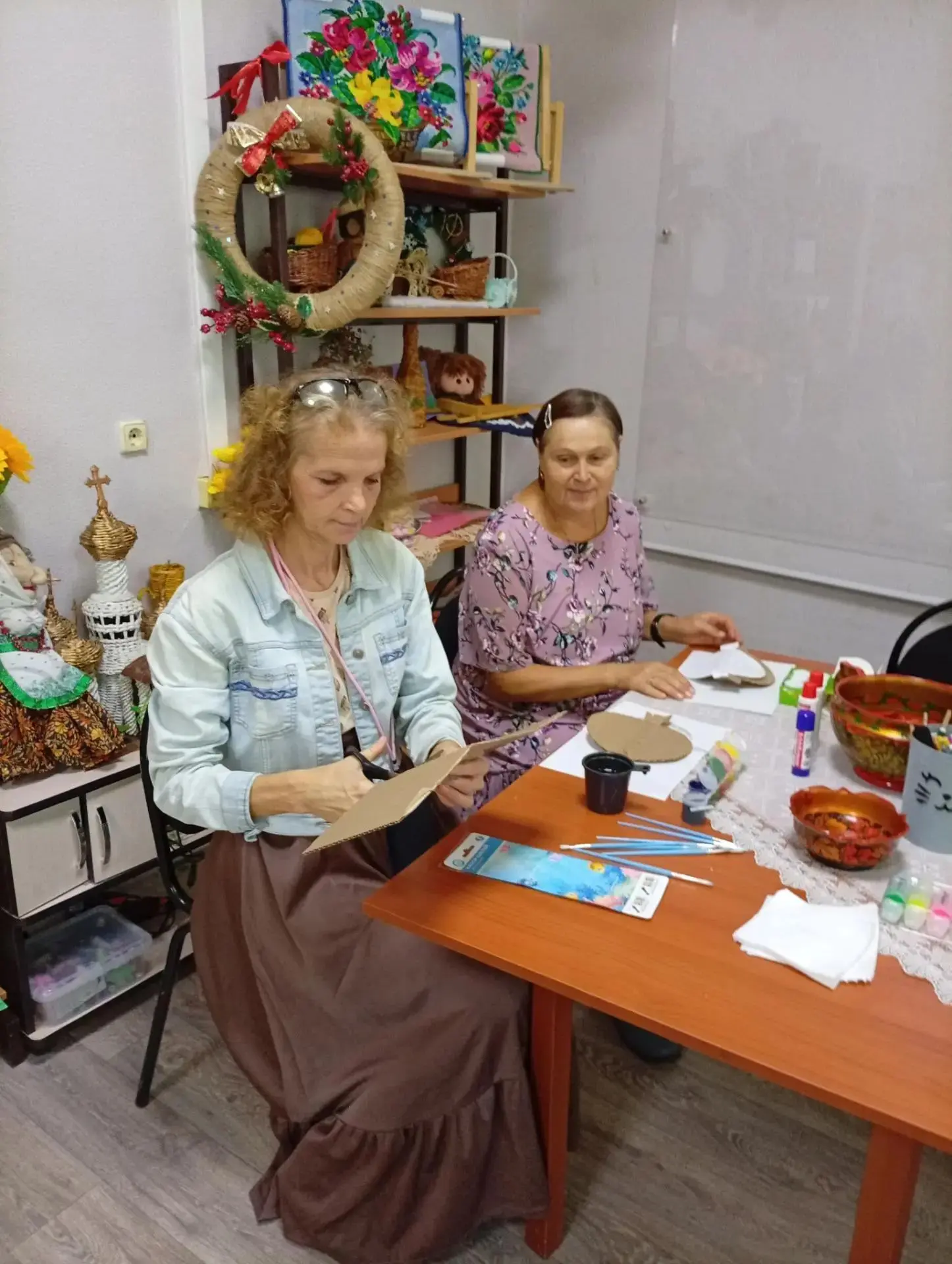 Поделки из картона делает старшее поколение