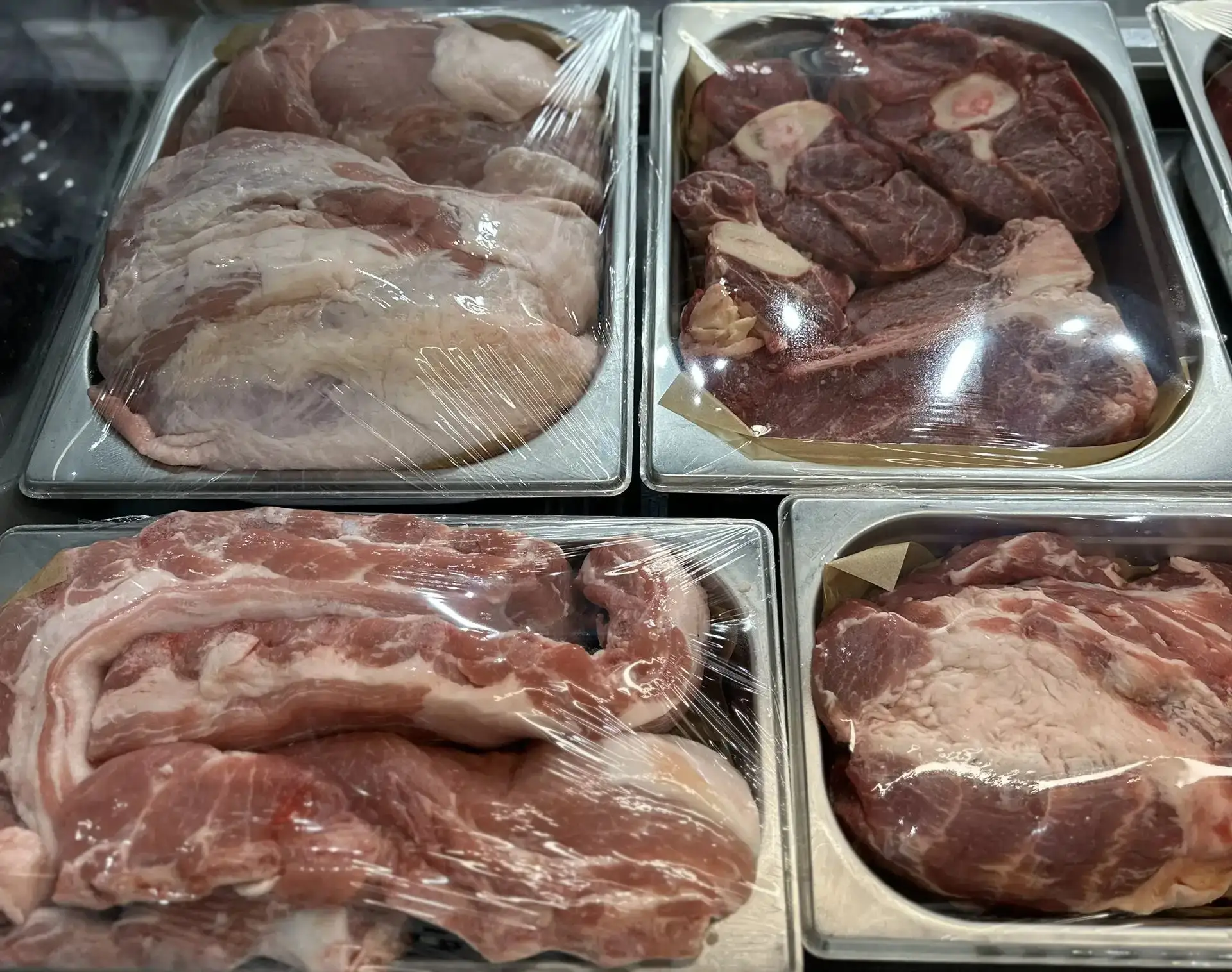 🥩 Очередная партия охлажденного мяса уже на витрине 🥩