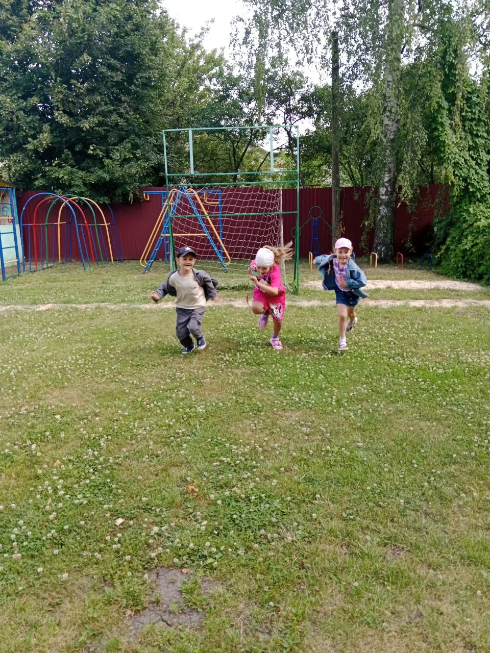 Сегодня в подготовительной группе прошел день бегуна. Дети играли в подвижные игры, в и...