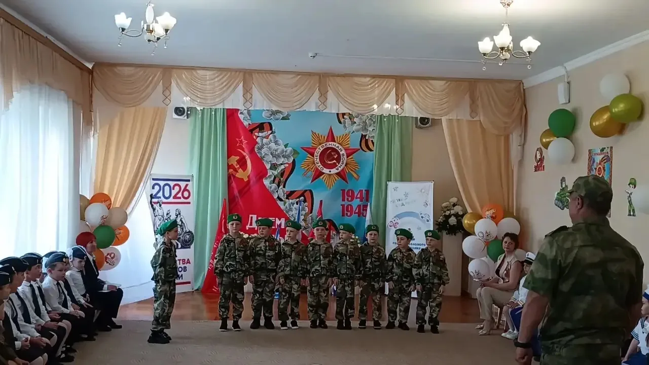 Воспитанники детского сада, под руководством инструктора по физической культуре, принял...