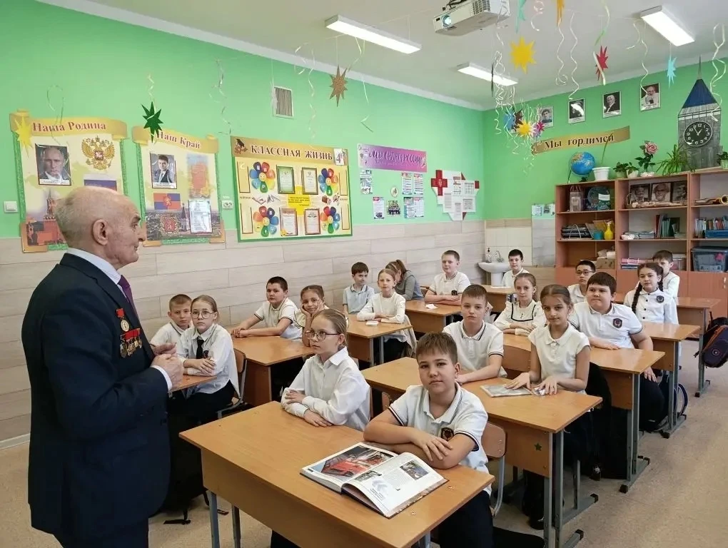 Урок мужества в 4 «Е» классе: История БАМа, которая тронула сердца 🇷🇺❤️  К нам приехал Вячеслав Иван