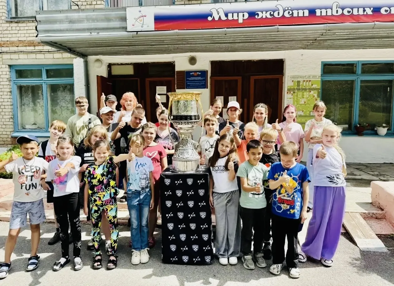 Главный трофей Континентальной хоккейной лиги побывал в СтартУМе 🤩😱

Выпускник нашей школы Алексей