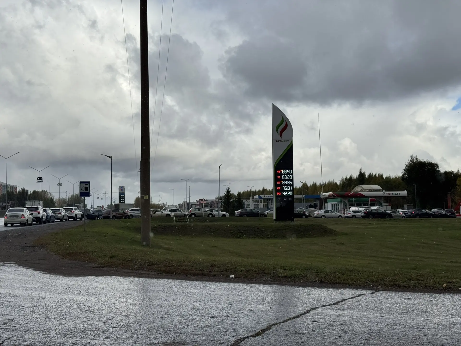 Татнефть возле ИТ парка, все виды топлива, очередь больше 20 машин