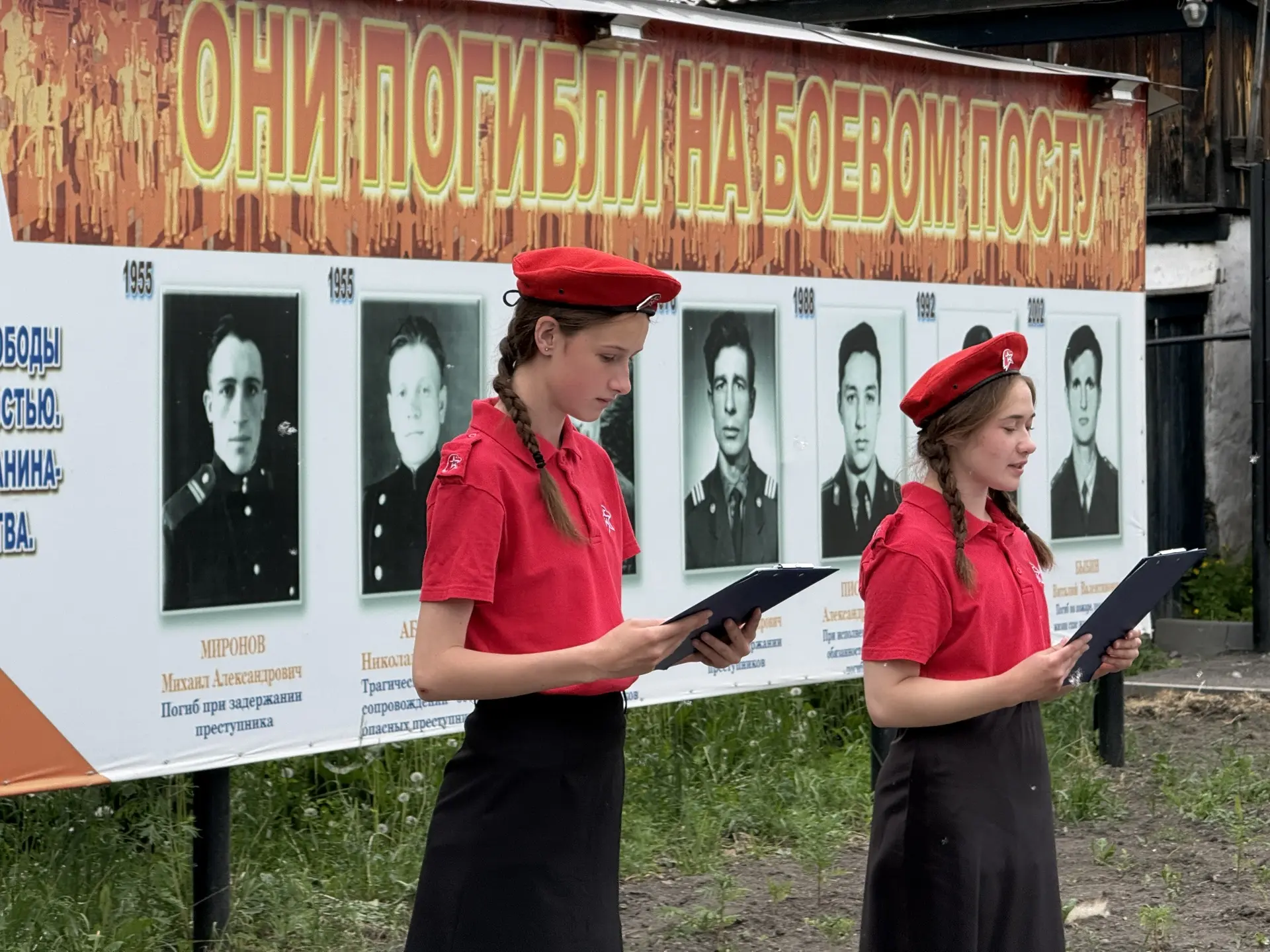 Уже давно отгремела война. Но память о ней до сих пор живёт в сердцах россиян. 

Дети, находясь в пр