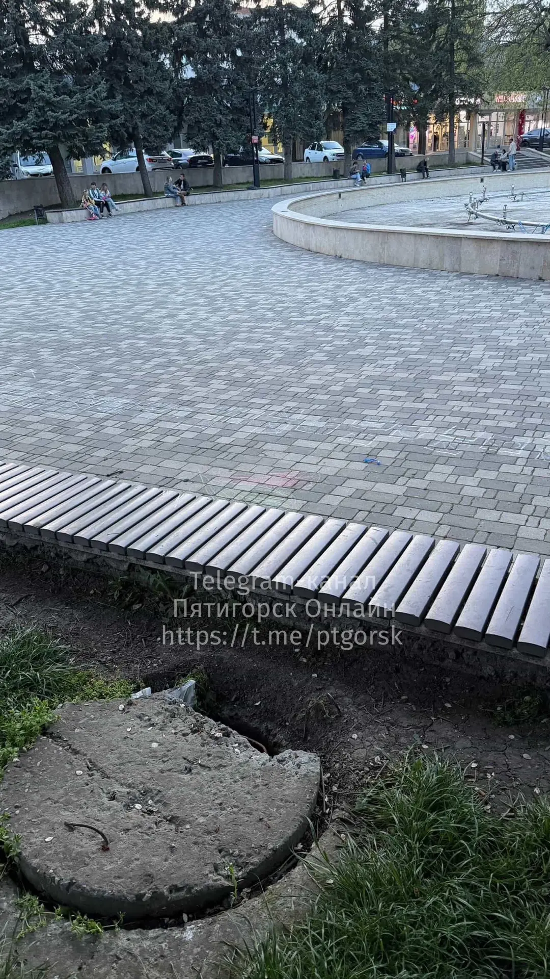 💬Здравствуйте  На детской площадке возле фонтана на Подкове огромная дыра в люке  Просьба Администра