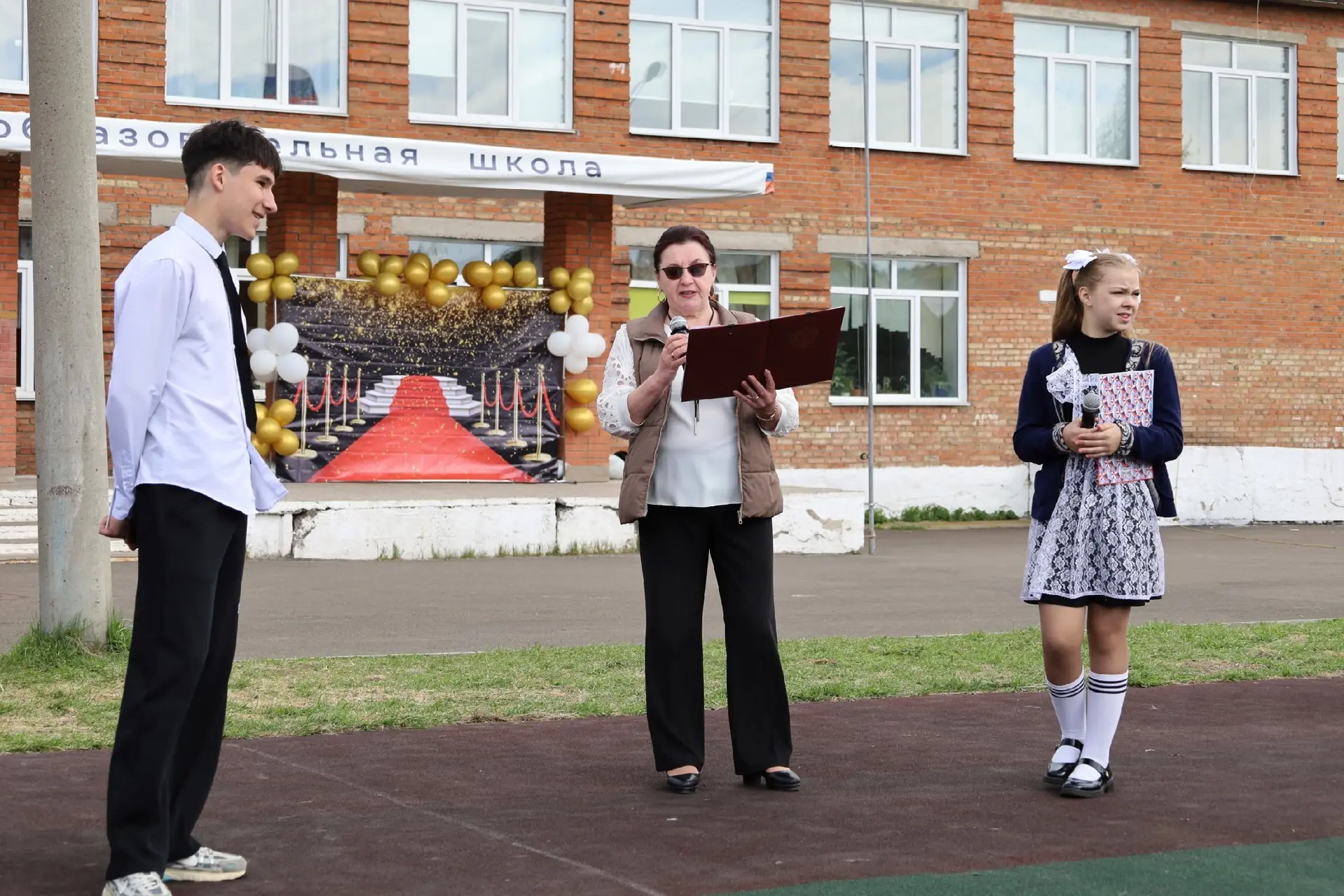 Вчера в нашей школе прошло очень трогательное и душевное мероприятие — Последний звонок...