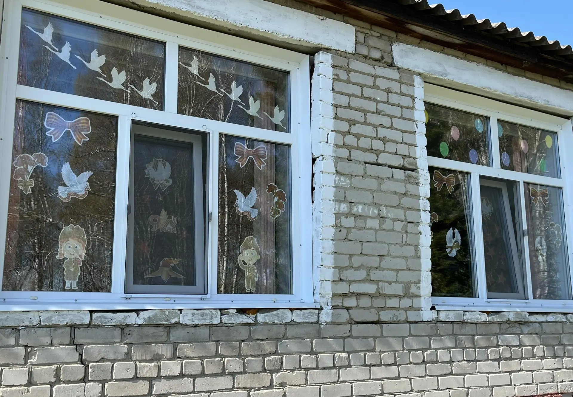 ✨ Окна нашей школы засияли символами Победы!
