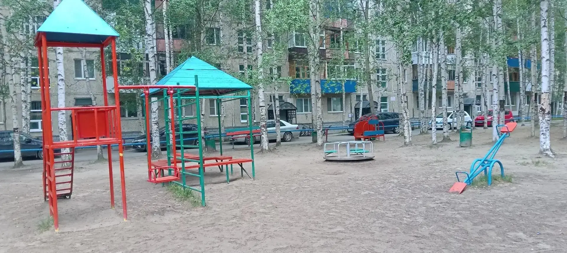 При уборке дворов особое внимание уделяется детским площадкам. Для поддержания чистоты ...