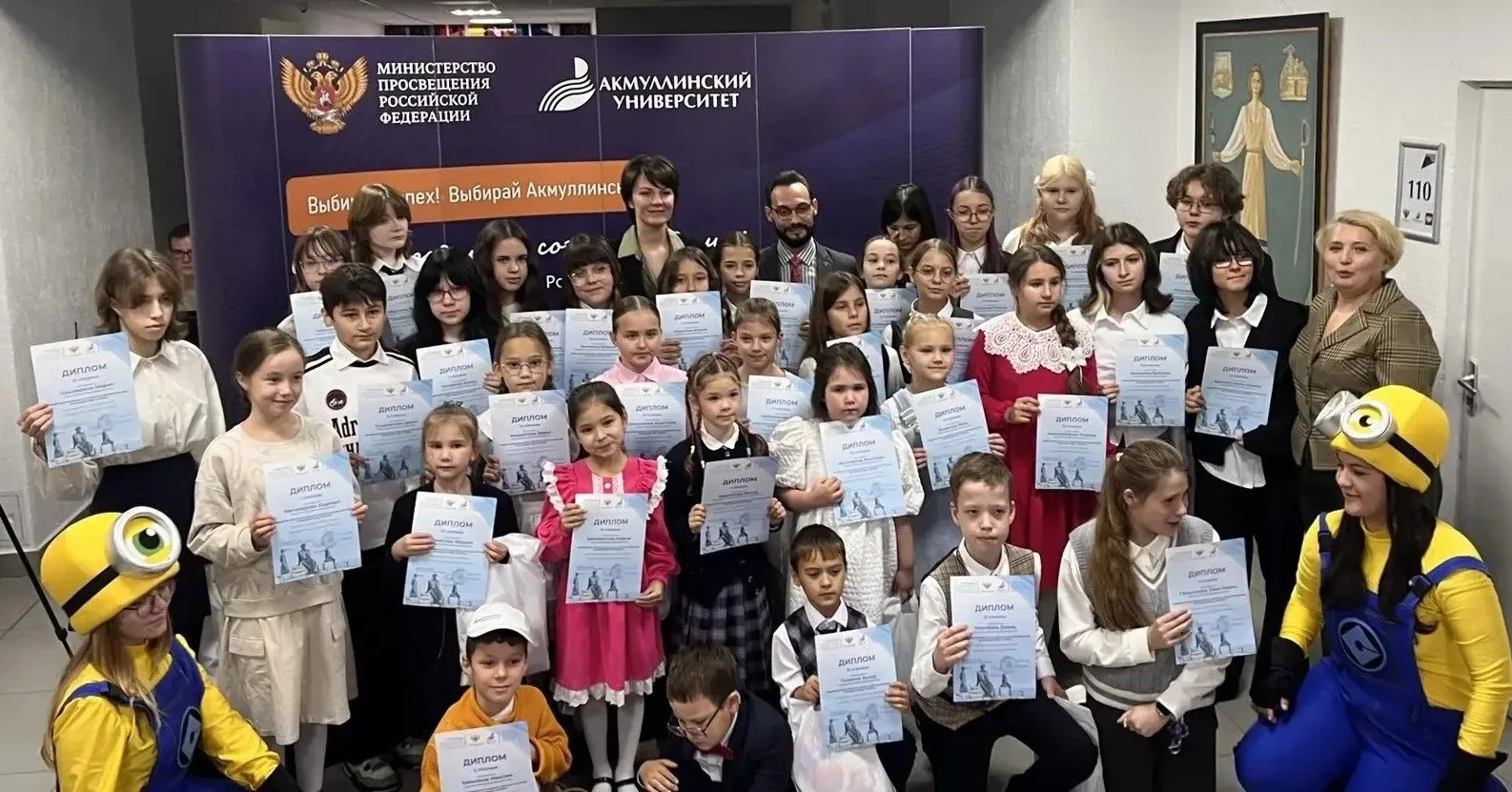 Обучающиеся объединения "Юный Пикассо" поздравляют любимых учителей с профессиональным ...
