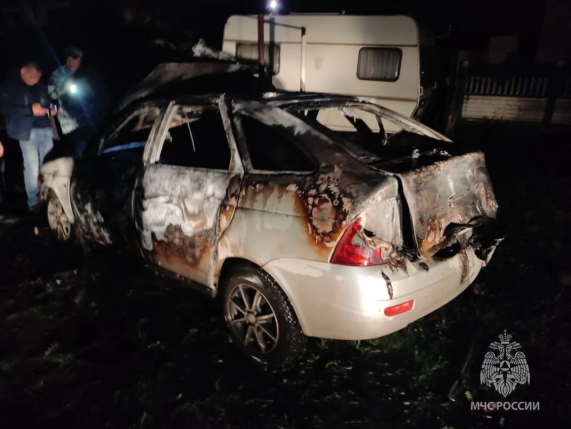 В Абакане сегодня ночью сгорел автомобиль.

ВАЗ загорелся на территории частного дома. Когда пожарны