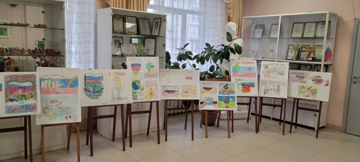 🎨 Будущее России в руках молодых: в Детской школе искусств прошла выставка-конкурс рисунков  В Детск