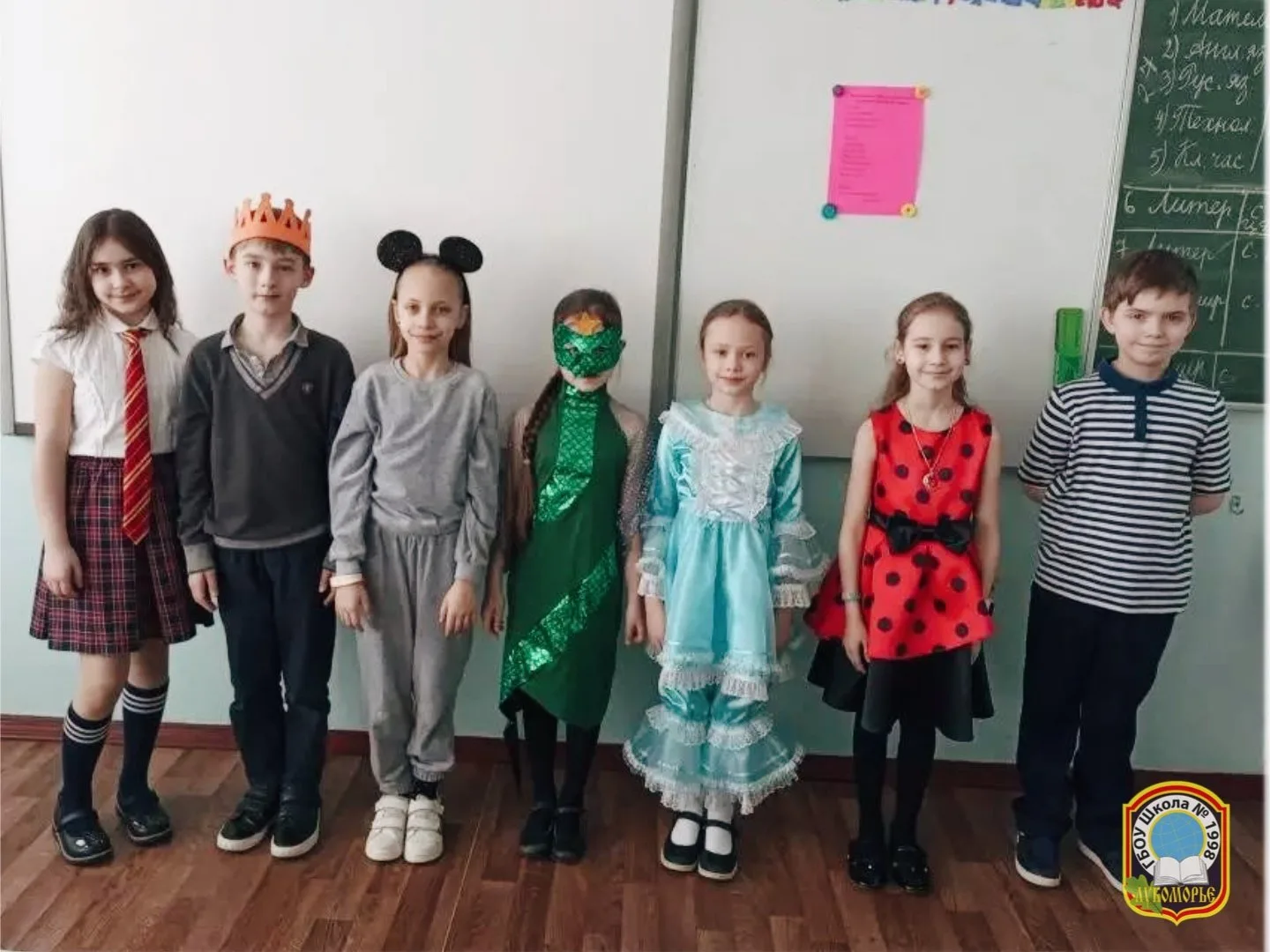 🎭 Цветная театральная пятница  В школе прошла «Цветная театральная пятница» 🎨  Ученики проявили креа