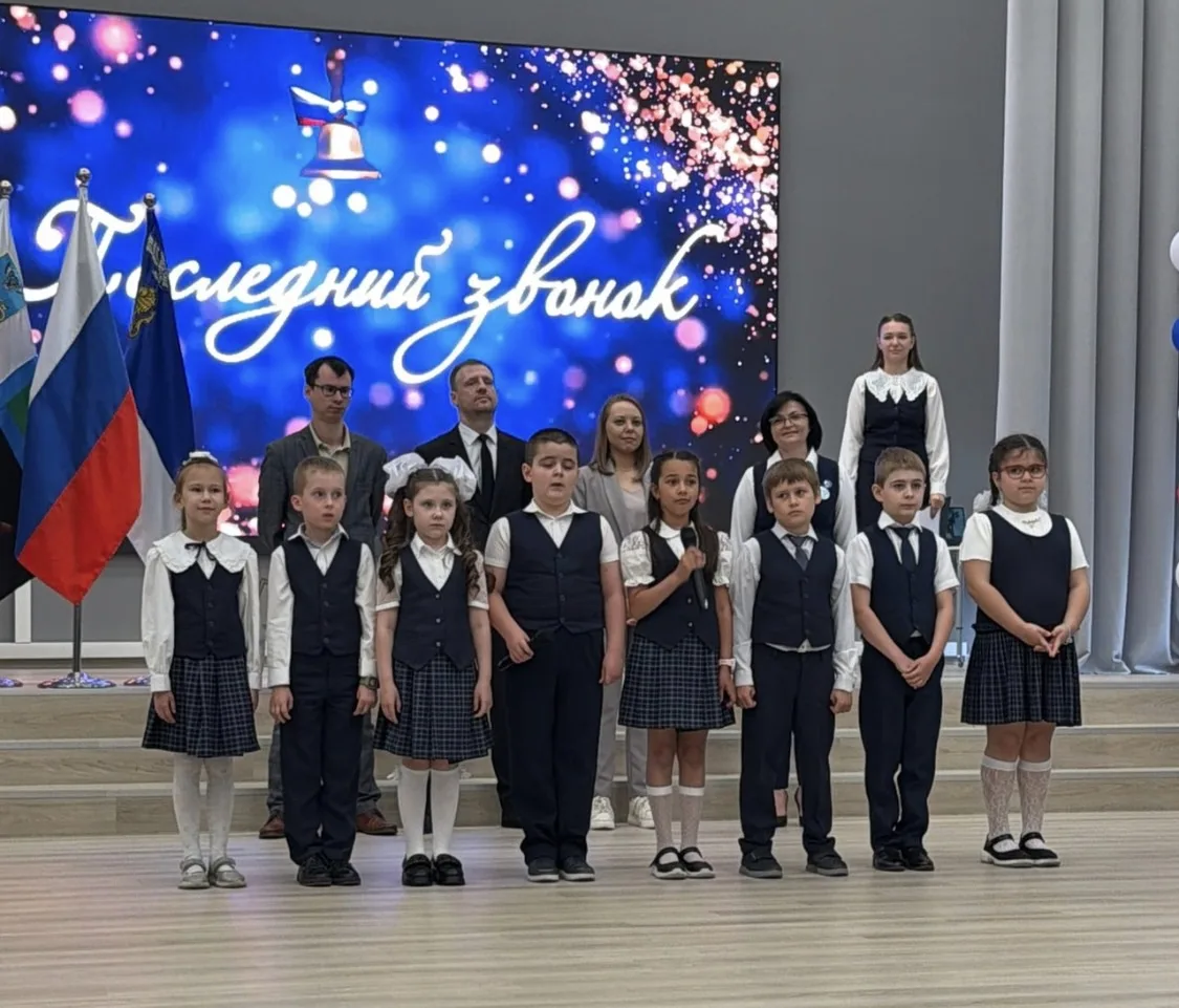 Сегодня в нашей школе прошла трогательная и немного волнительная торжественная линейка, посвященная 