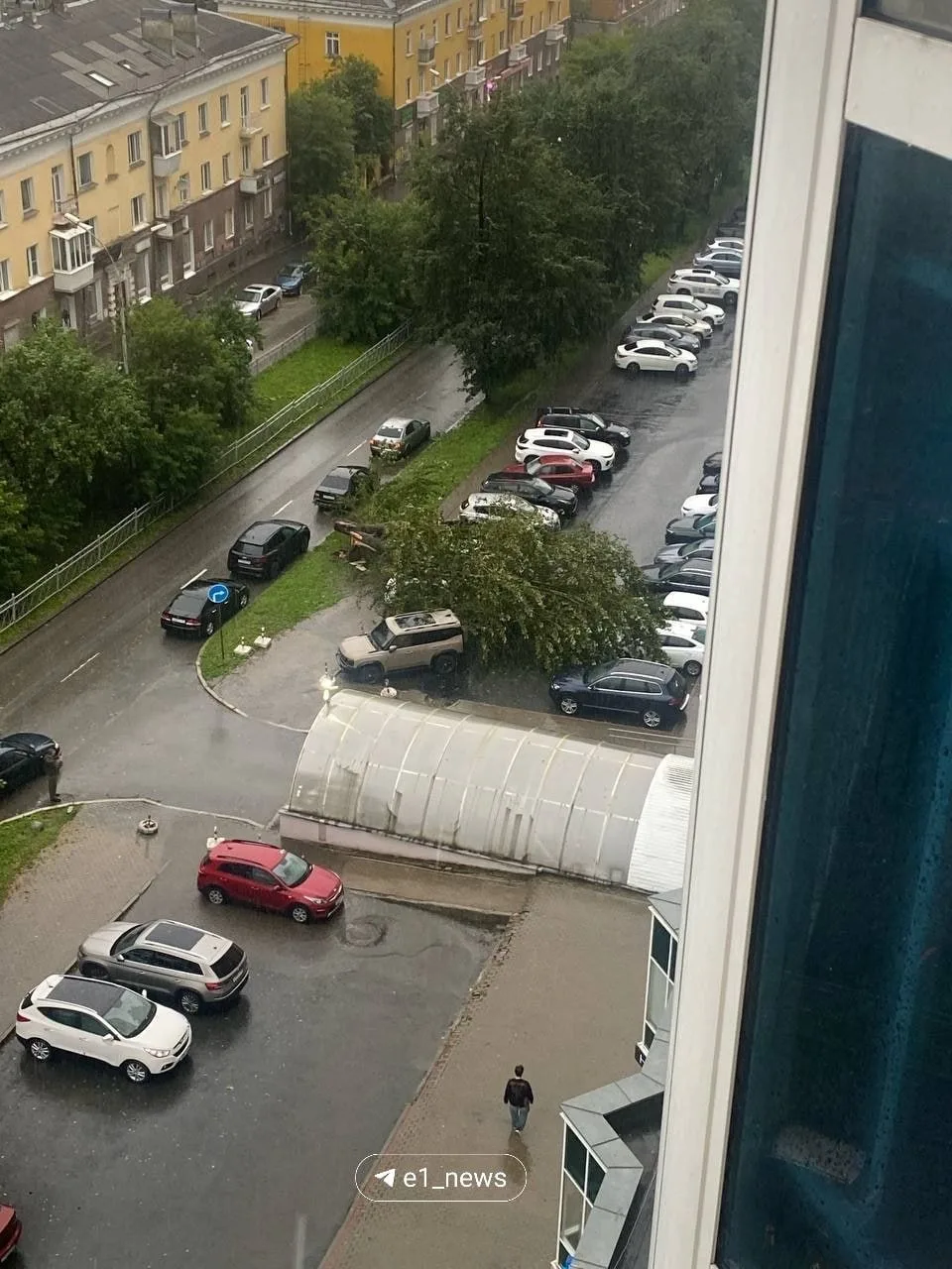 В Екатеринбурге шторм парализовал движение транспорта