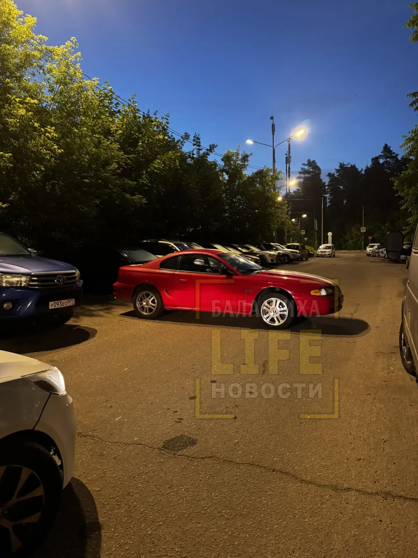 Что за беспредел творится в мкр Янтарном? 2 часа ночи кто-то вздумал припарковать так свой автомобил
