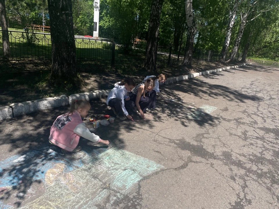 🎨«Яркие краски детства»

☀1 июня состоялся Мастер-класс Рисунок на асфальте «Яркие краски детства»,
