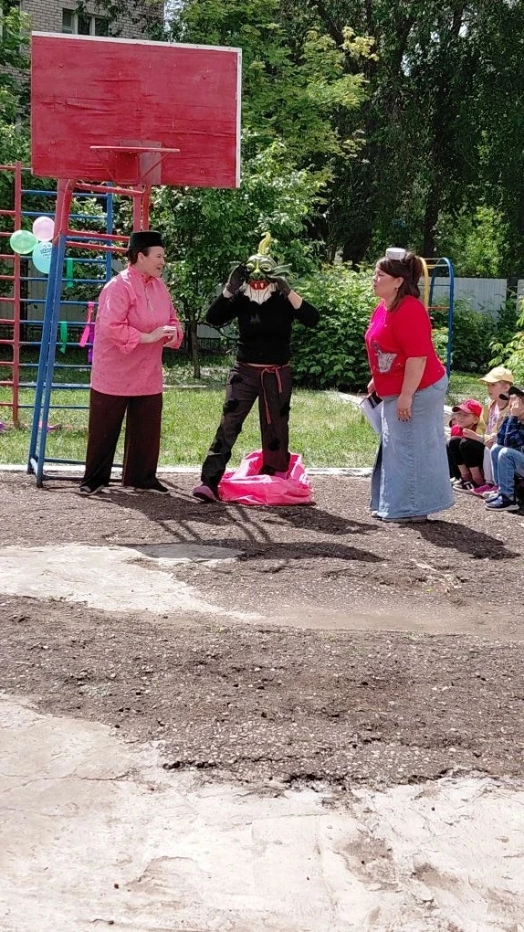Сегодня в нашем саду прошел национальный праздник Сабантуй. На праздник пришли гости из сказки, Баты