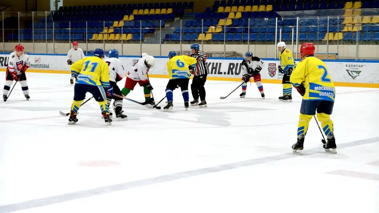В хоккей играют настоящие мужчины 💪  В проекте «Активное долголетие» прошёл дружеский хоккейный турн