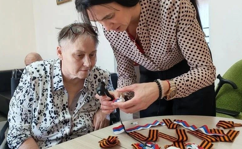 Апрельский денек в нашем доме выдался сегодня душевным. Приехали к нам ребята из волонтёрского корпу
