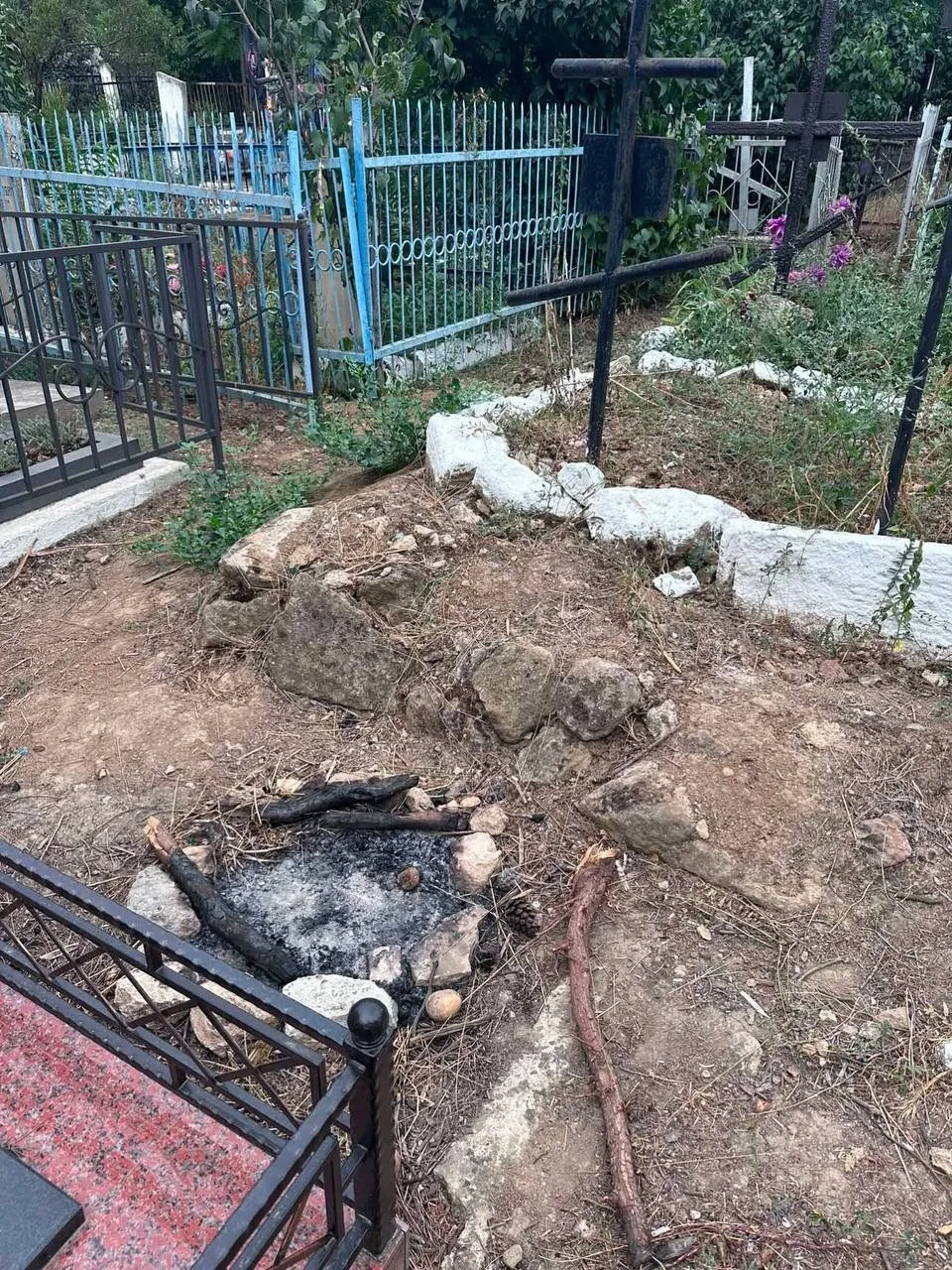 ⚡️В Дербенте неизвестные устроили пикник прямо на русском кладбище.