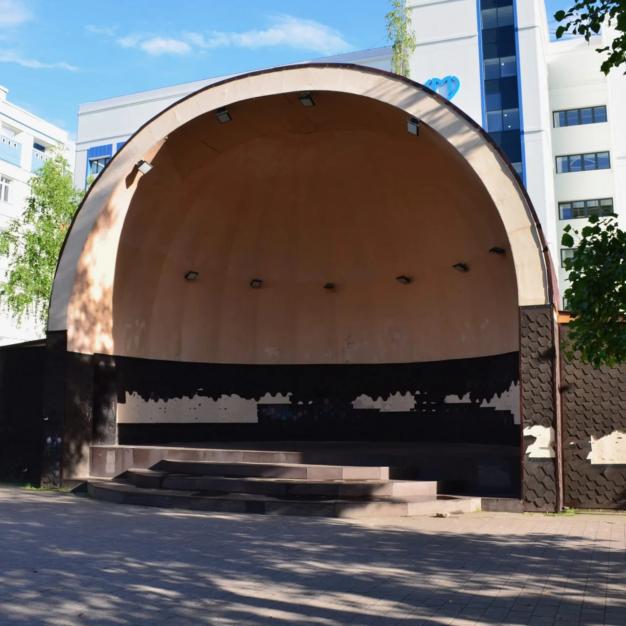 🎭 Старую сцену в сквере ждёт большое обновление

Сцену в сквере у поликлиники №195 на улице Крылатс
