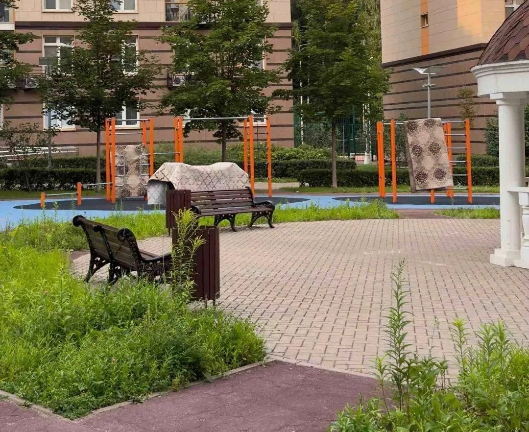 В ЖК «Рассказово» жильцы жалуются на ковры, развешанные на детских площадках

Москва Live | Подпишис