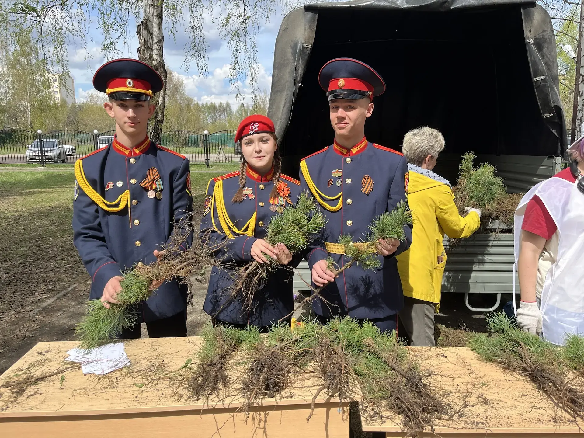По всей стране проходит акция «Сад Памяти», Кузбасс — не исключение.   🌱Коллектив и юные натуралисты