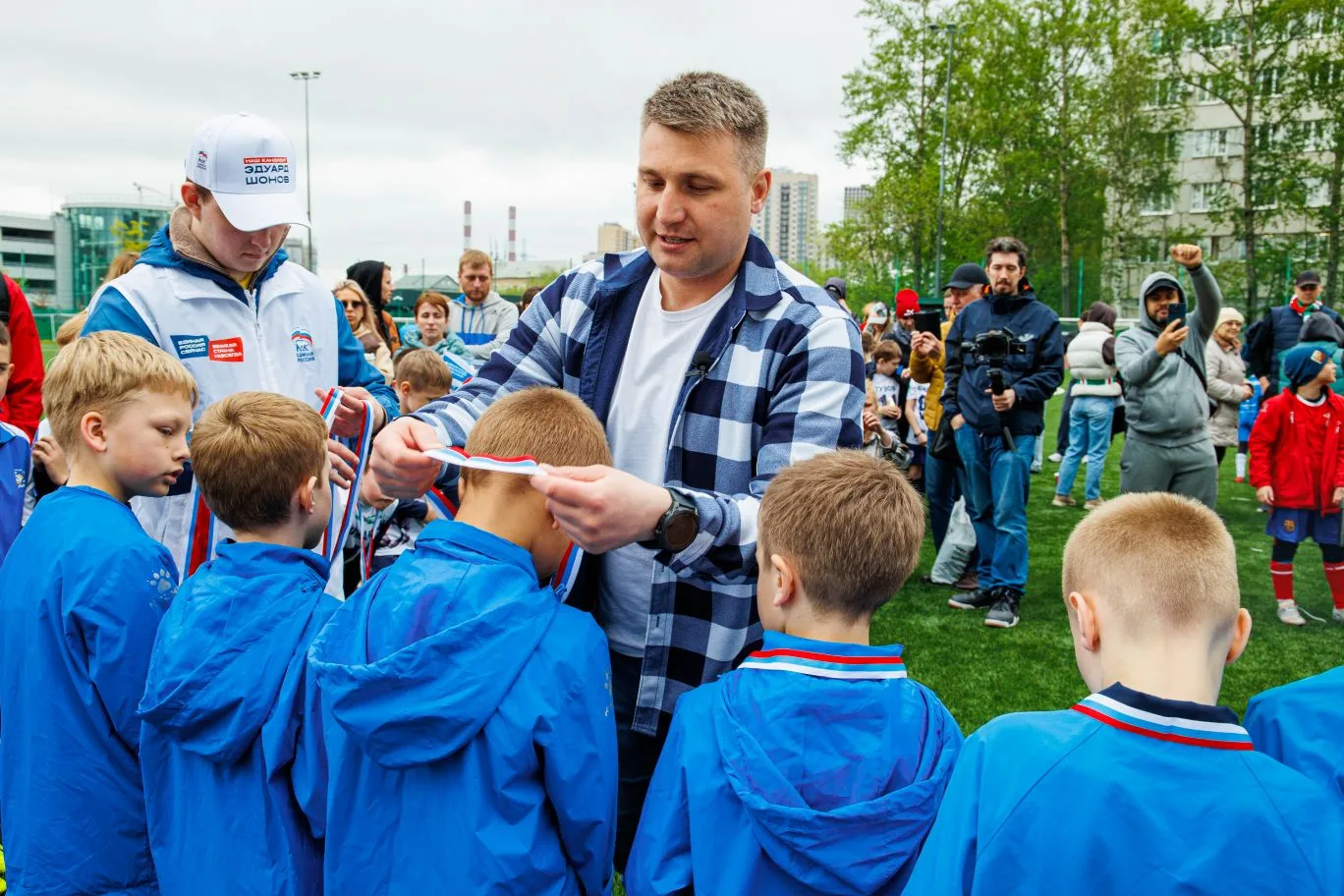 ⚽ Ветеран СВО Эдуард Шонов наградил финалистов турнира «Кубок Героев» в ЮВАО 🏆