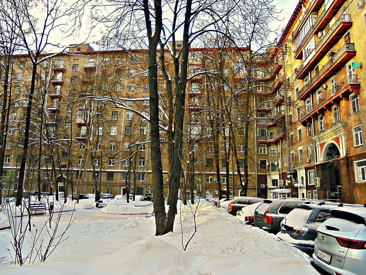 Это один и тот же двор. Ленинградский проспект, 75 в Москве. Разница — 60 лет.
⠀⠀⠀⠀⠀⠀⠀⠀⠀⠀⠀⠀⠀
На карт