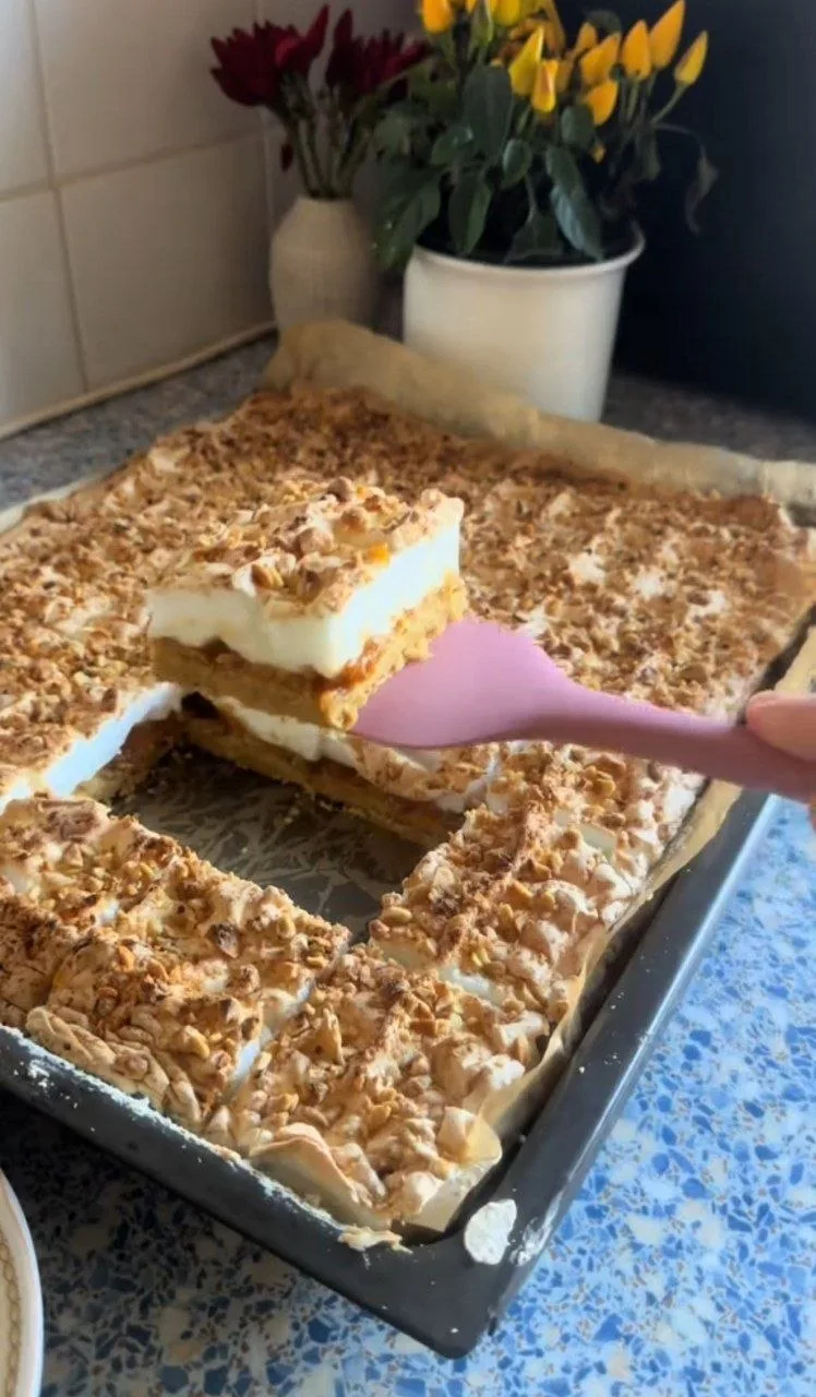 🥧 Пирог на скорую руку.

Ингредиенты:

Основа:
🔹Яичные желтки — 6 шт.
🔹Ванильный сахар — 2 п.
🔹М