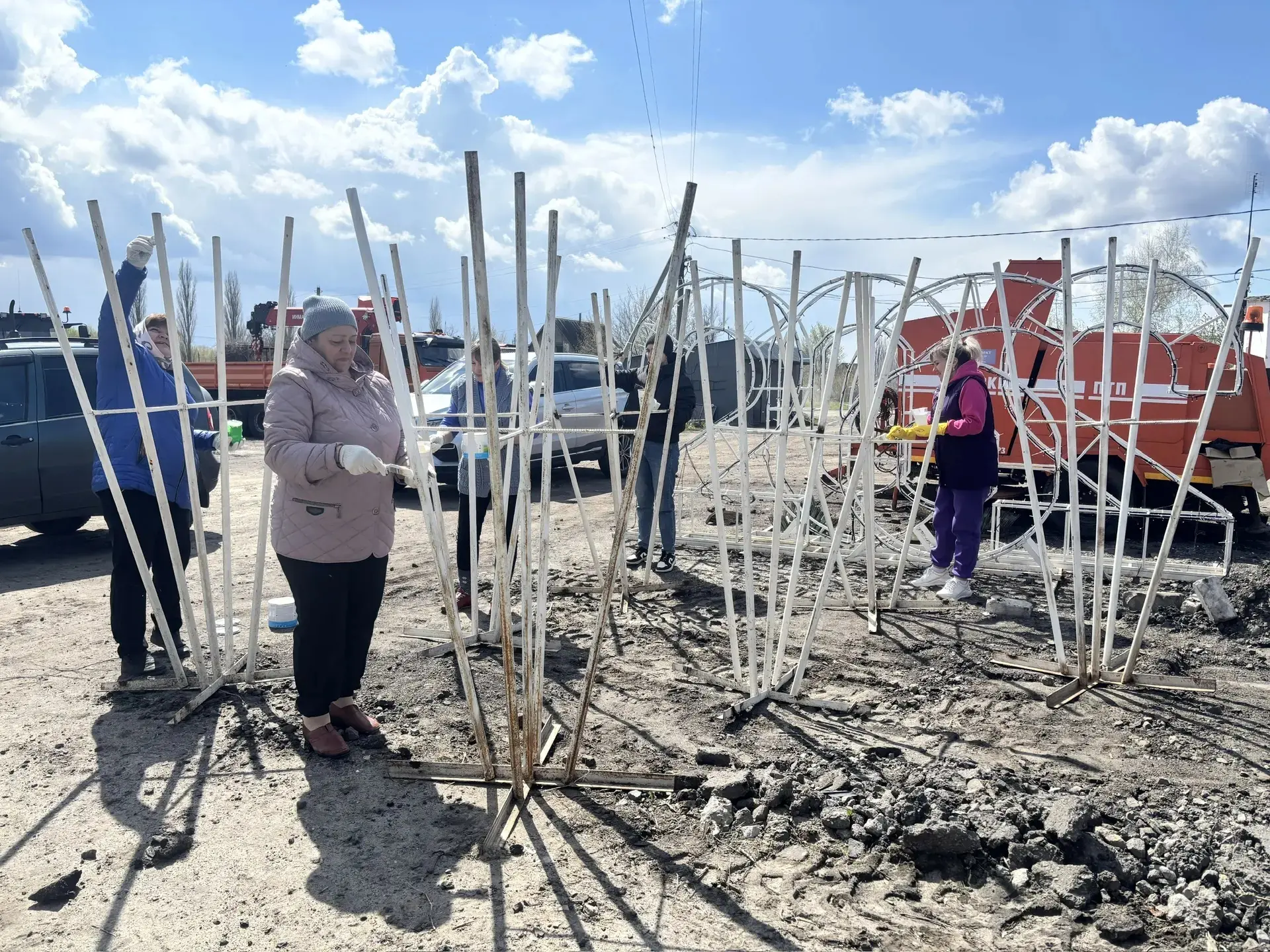 Продолжаем подготовку к празднику 9 мая!  покрасили стойки для флагов 🇷🇺