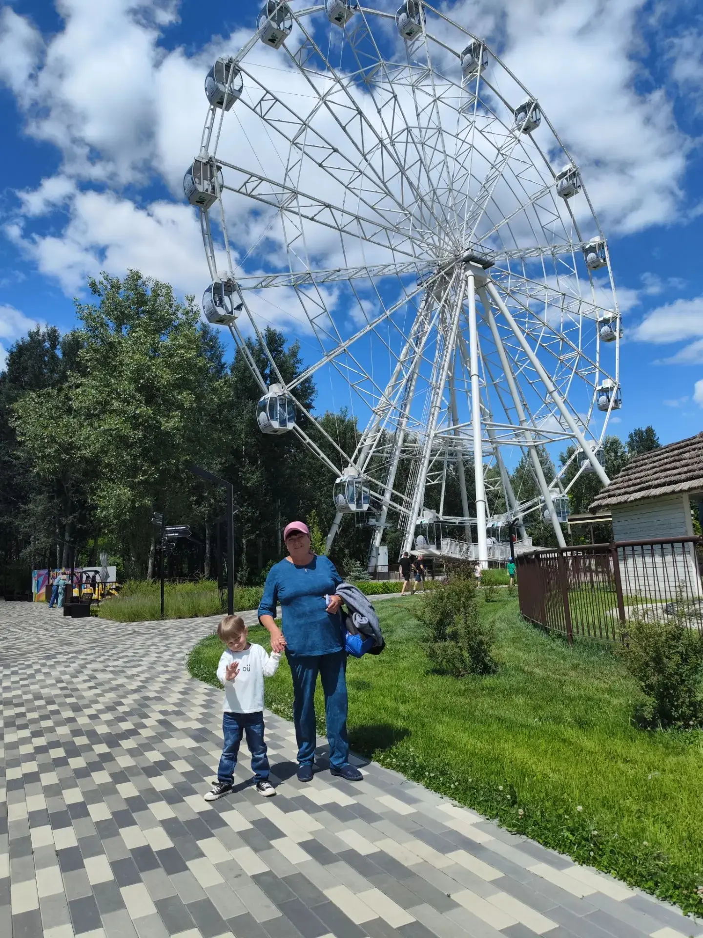 «Тур выходного дня»
Лукашов Аристрах из группы «Звездочки», вместе с мамой и бабушкой посетил парк К