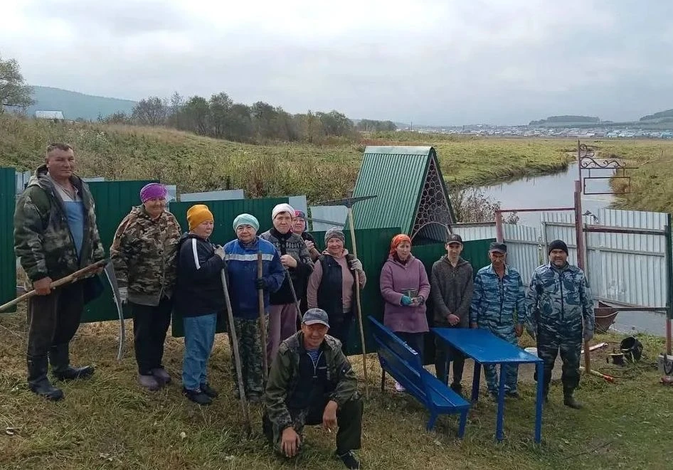 ✨В выходные жители деревни Калмакларово дружно вышли на субботник по благоустройству ро...