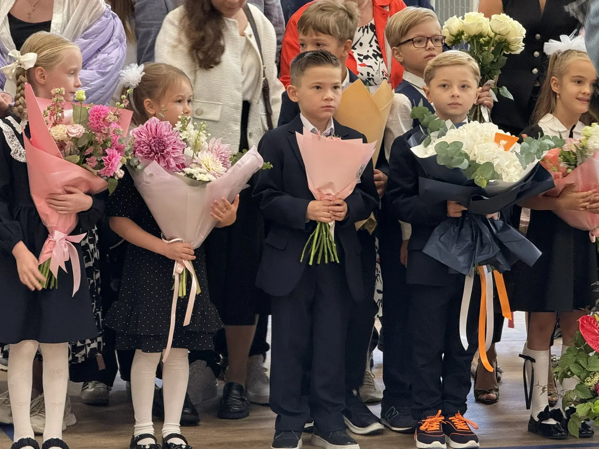 💐 Сегодняшний день по-настоящему пропитан атмосферой праздника: море цветов, искренние...