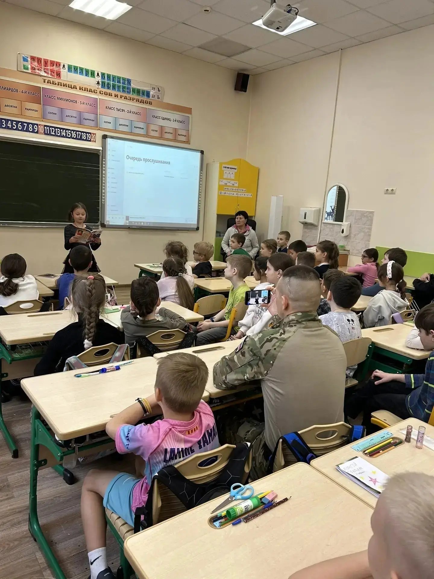 В преддверии Дня защитника Отечества в начальной школе прошла встреча обучающихся 2 а и 2 б классов 