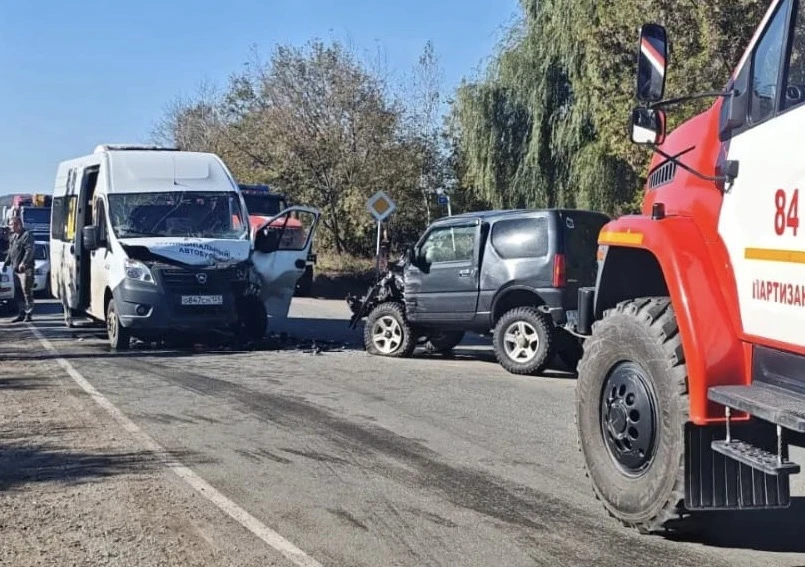 В ДТП с участием маршрутного автобуса и внедорожника пострадали четыре человека. Госавт...