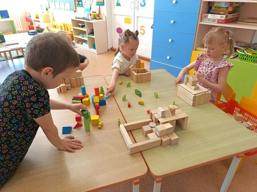 Конструирование в группе № 2 (возраст 3-5 лет). Цель занятия— создавать постройку в вид...